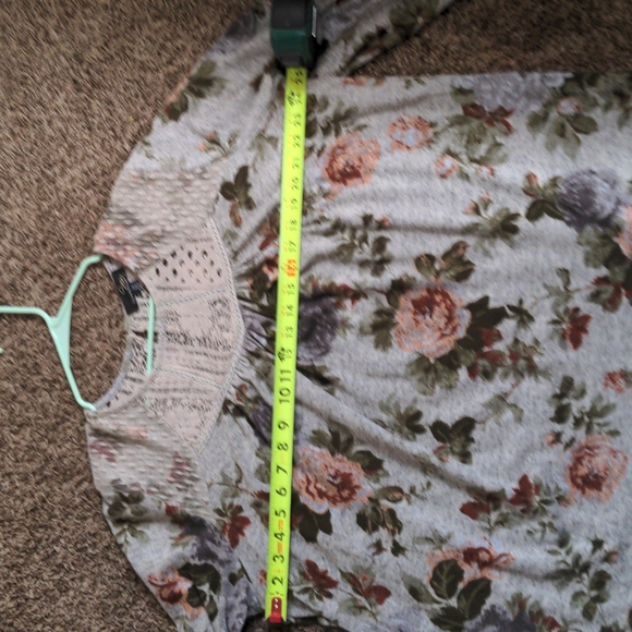 Flowy Women's Floral Sweater - Picture 6 of 9